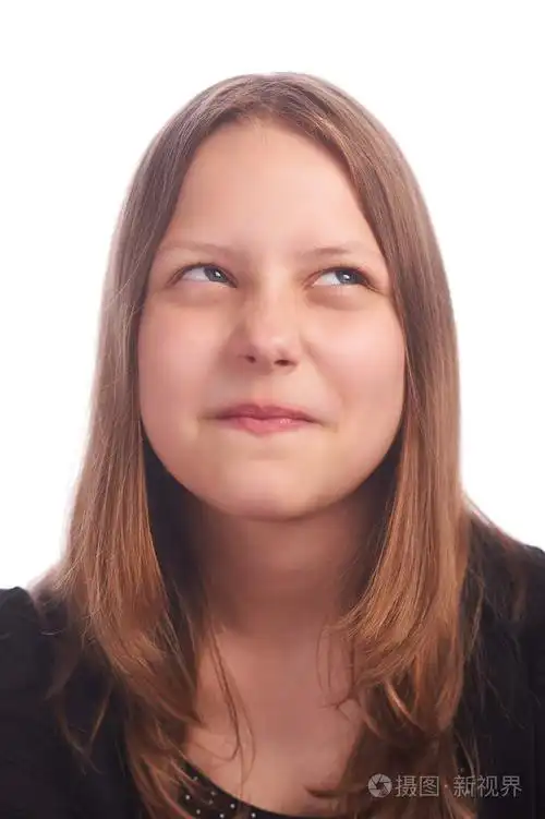 十几岁的女孩做鬼脸,白色背景上