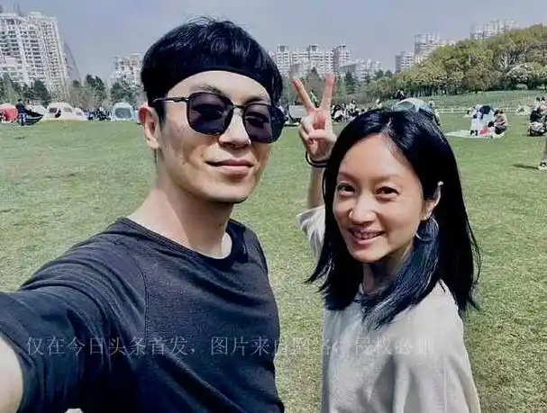 朱亚文和沈佳妮的合照展现了他们之间的幸福和相互依赖.