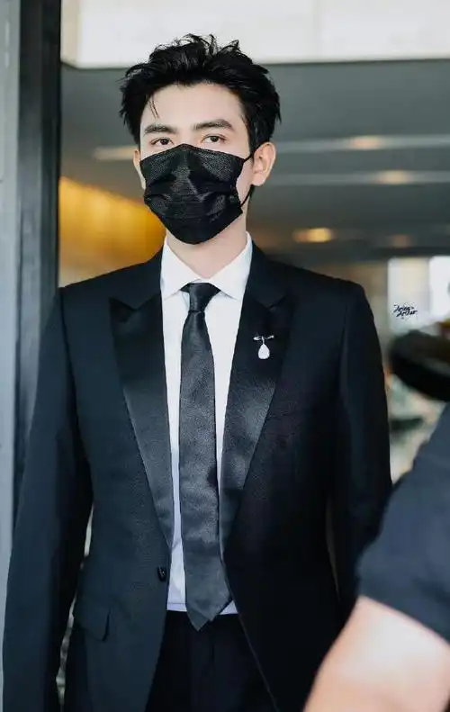 陈飞宇华表奖狼奔头##陈飞宇华表奖黑西装造型