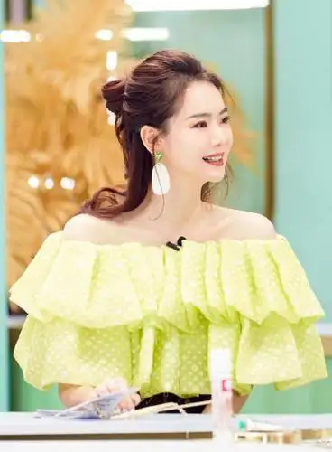 扎起半丸子头,青春减龄,纤腰细腿,肤白貌美大长腿本人没错了.