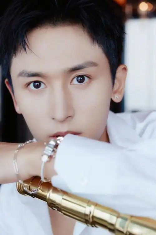 上游时尚张哲瀚浮雕花朵白衬衫矜贵优雅的绅士风范