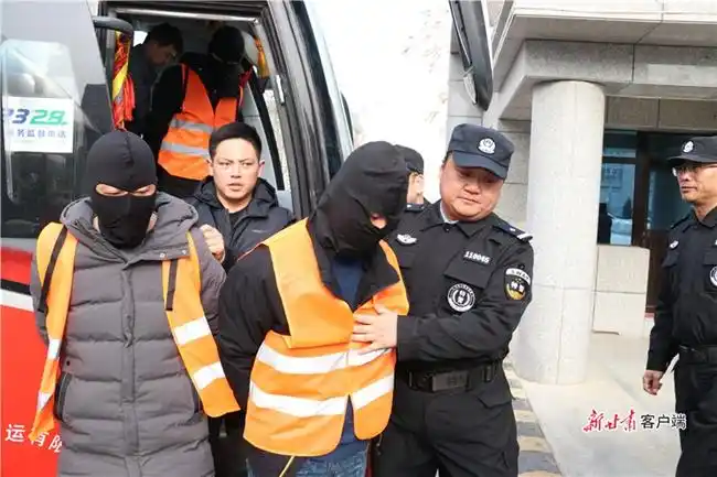 犯罪嫌疑人被押解下车.新甘肃·甘肃日报通讯员赵华平