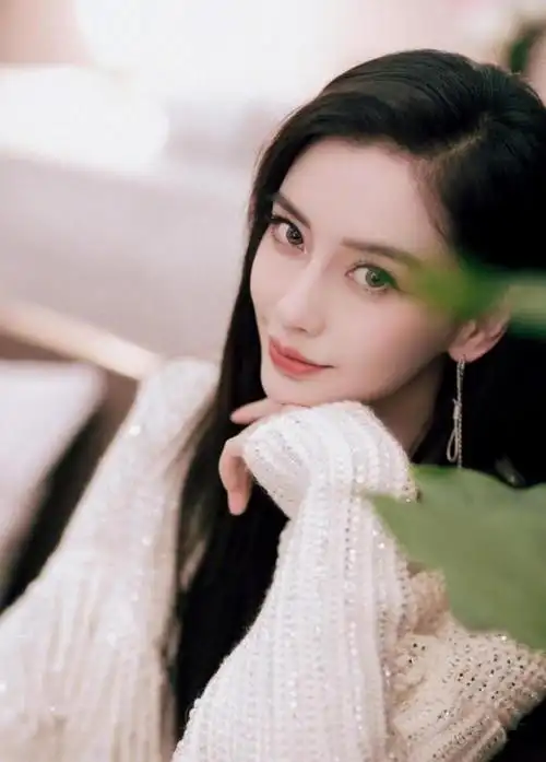 杨颖穿针织衫都有贵妇范靠在沙发上太撩人真的美成仙女了