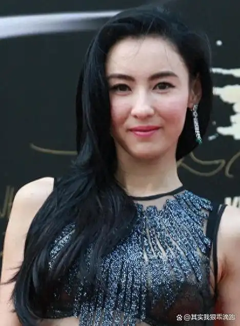 张柏芝造型疑翻车?衣服凸起位置尴尬,腰间勒赘肉,手背暴露年龄