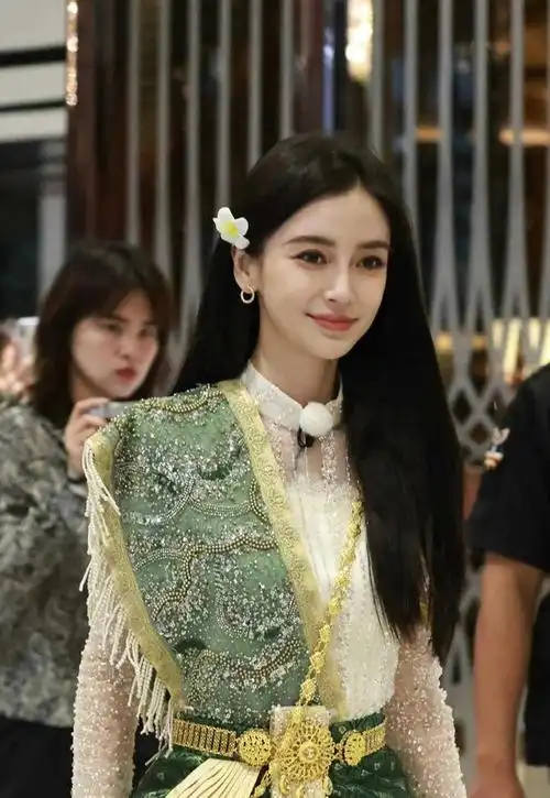 angelababy泰妆超惊艳,让同框女星都黯然失色,她的脸