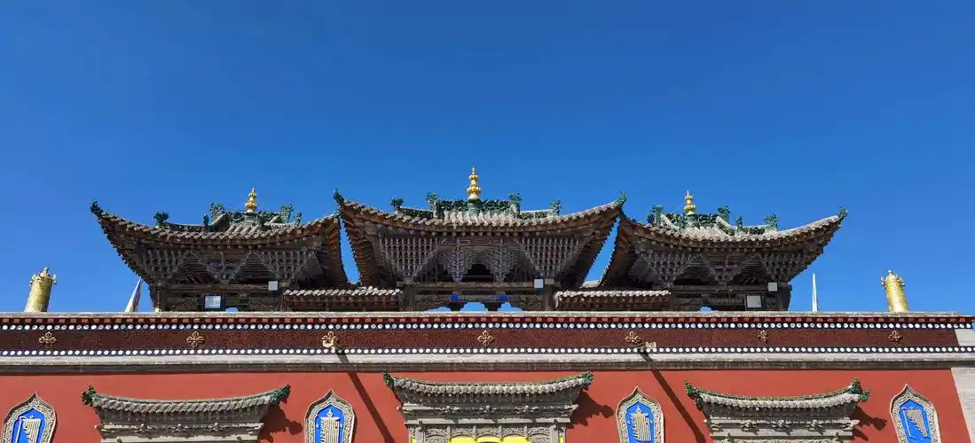 写美篇  塔尔寺的主殿,殿内主供纪念宗喀巴大师大金塔,初建于公元