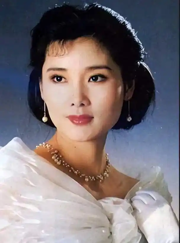 漂亮,大方,端庄惊艳何赛飞.#养眼 #纯真的年代 #又美又飒 - 抖音