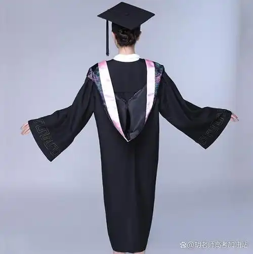 在学位服中,学士服是学位获得者,攻读学位者应穿的服饰,由学位帽,流苏