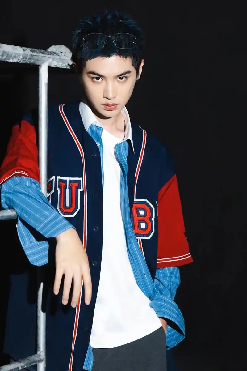 今日12:00锁定爱奇艺.#黄明昊#我在横店打篮球 - 抖音