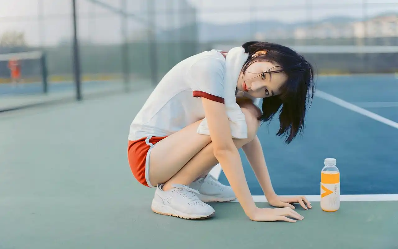 运动服美女性感美腿活力写真图片壁纸