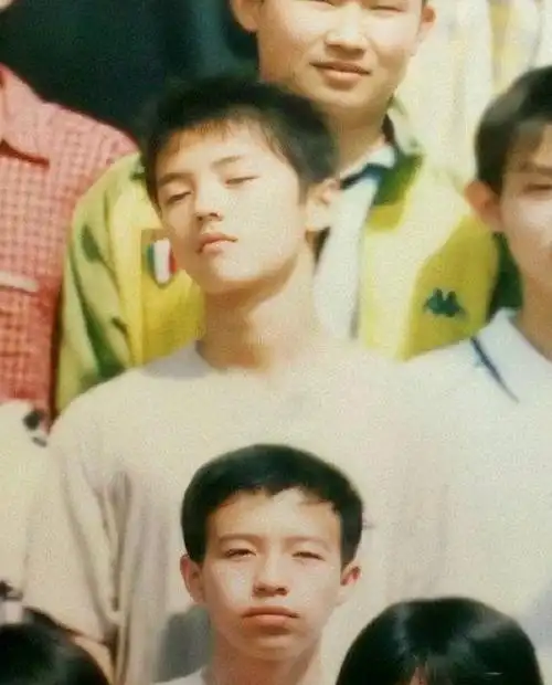 鹿晗称高中是校草,"中学照"传出,看清发型,才知他有多抢风头