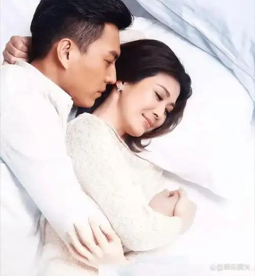 那时的周旭辉还是有家室的人,据了解他的前妻,也是一位女强人,曾主持