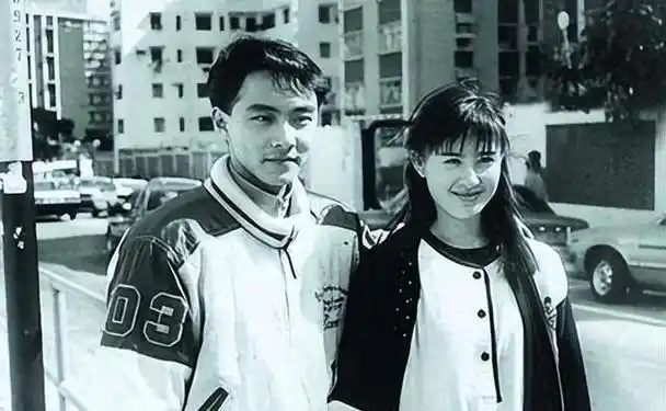 江欣燕与张卫健相恋之际,她的家人并未赞同他们的交往.