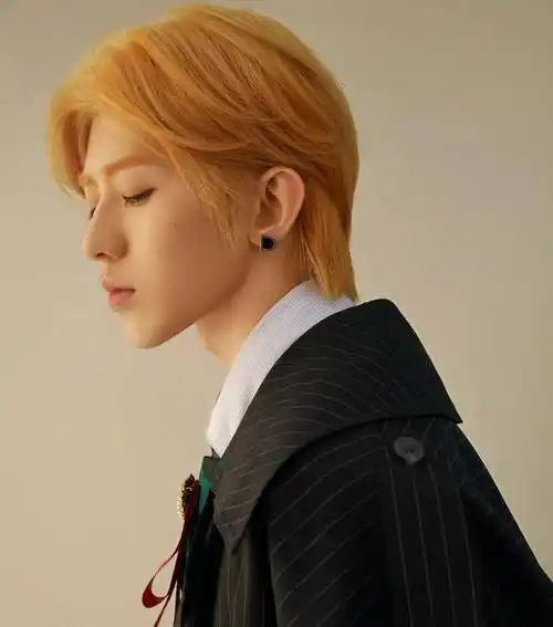 蔡徐坤最新写真照,穿蓝色衬衫配条纹大衣,撞色复古风领结好抢镜_休闲