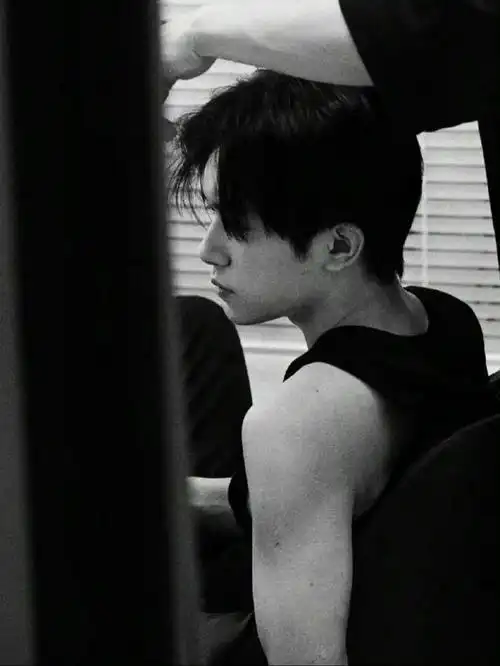 易烊千玺香肩小露#  就这么水灵灵的被钓成翘嘴,,  『植物系的性感