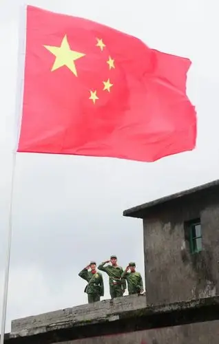 重回战位向国旗敬礼(欧阳德珍 摄)