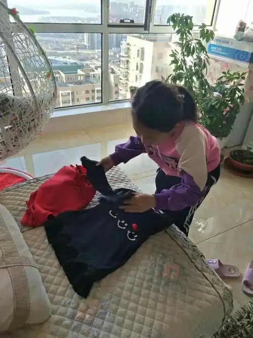 【二三班家务小能手打卡】我们是小学生,今天让我学会了怎么整理衣服