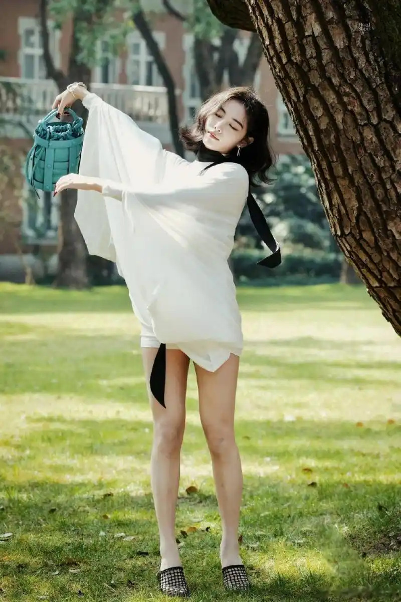 许佳琪春日外景拍摄这套衣服算是把腿展示的明明白白了