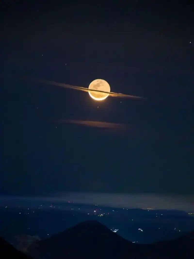 手机壁纸|手机背景图|月亮96  我正在看月亮,你也看月亮,这样,我们