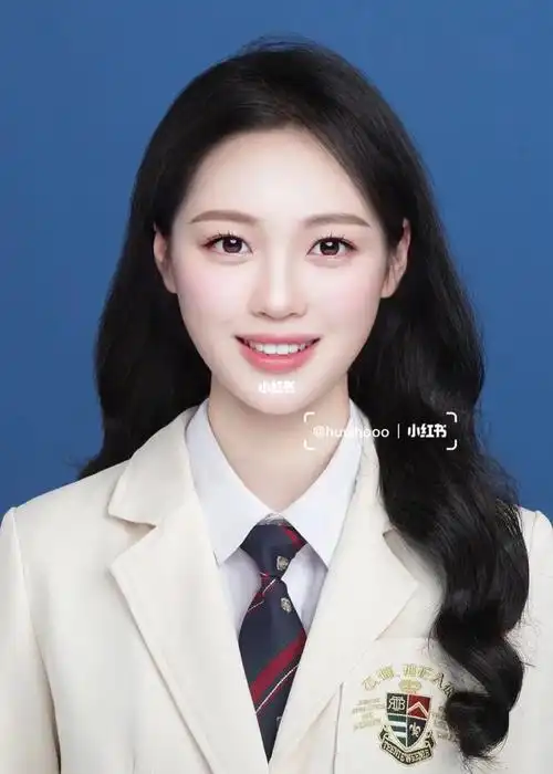 白色西装证件照好气质