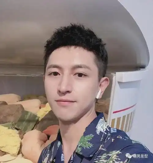 适合夏季剪的4款男生"两边铲短"发型,剪完清爽又帅气,值得一试|刘海