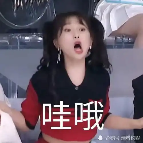 the9团综合照中的虞书欣在姜滨头上撒面粉,粉丝:注意表情管理啊