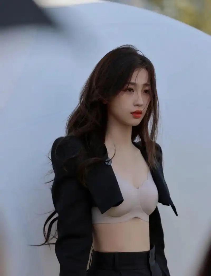 虞书欣性感内衣外露写真,这么有料的身材,难怪这么自信?