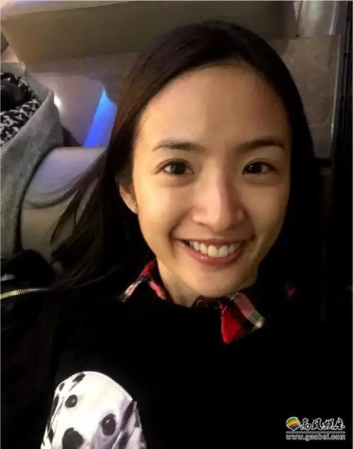 林依晨晒出机场搞怪自拍照:展露清新素颜,眼神与周围路人搞怪互动