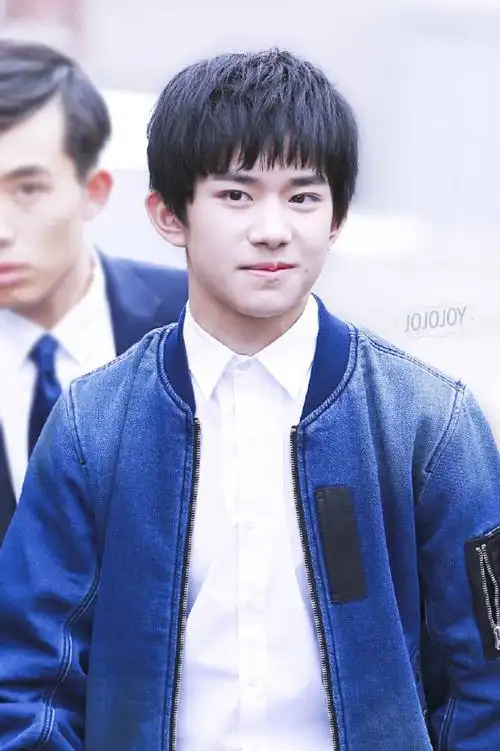 易烊千玺 20151119韩国拍摄 crlogo