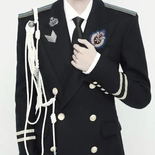 饭修王源穿警官制服照片,源哥的刚厂终于要营业了