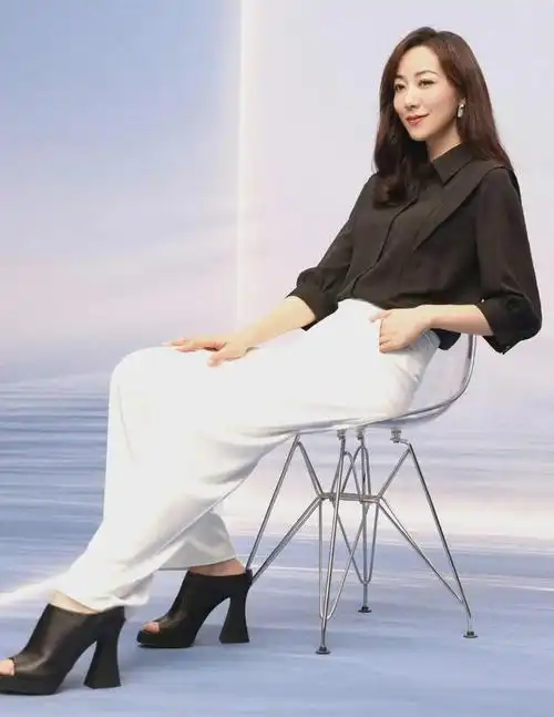 美女韩雪脚上的性感高跟鞋准确地踩在了男人的心坎上