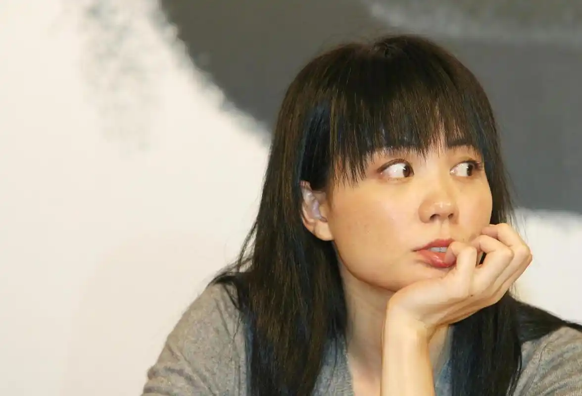 王菲霸气回应梁龙自曝恋情 近日,著名歌手梁龙在节目中自曝与天后王菲