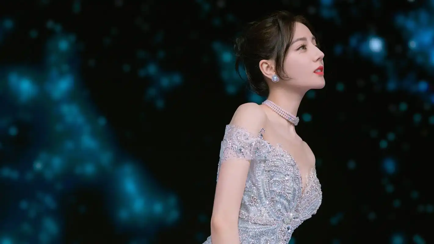 穿绝美鱼尾裙的迪丽热巴