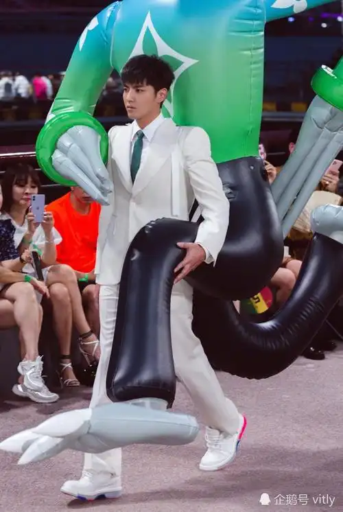 lv 2021春夏男装秀～吴亦凡背两米高玩偶走秀