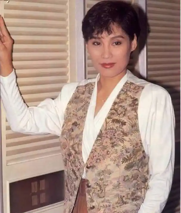 60岁杨盼盼拍戏受伤 病床上玩社交软件 亲报平安 网友:杨姐硬朗!