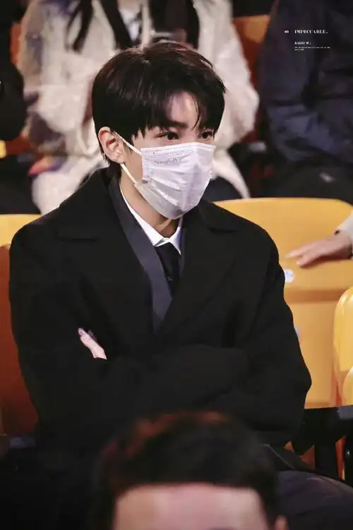 灯光是蓝绿红橙的 凯子心情是黑色的##王俊凯红毯全身镜头