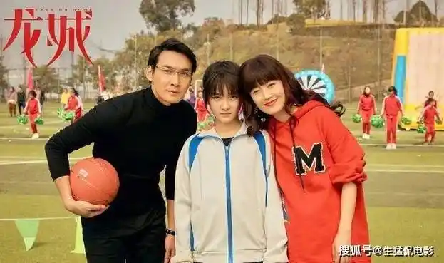 黄渤和孙坚的表演虽然滑稽,但显得过于矫揉造作,难以让人信服他们是