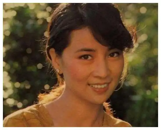 双双牵手秀恩爱,年轻时更是才貌双绝|成龙|林凤娇|老婆_新浪新闻