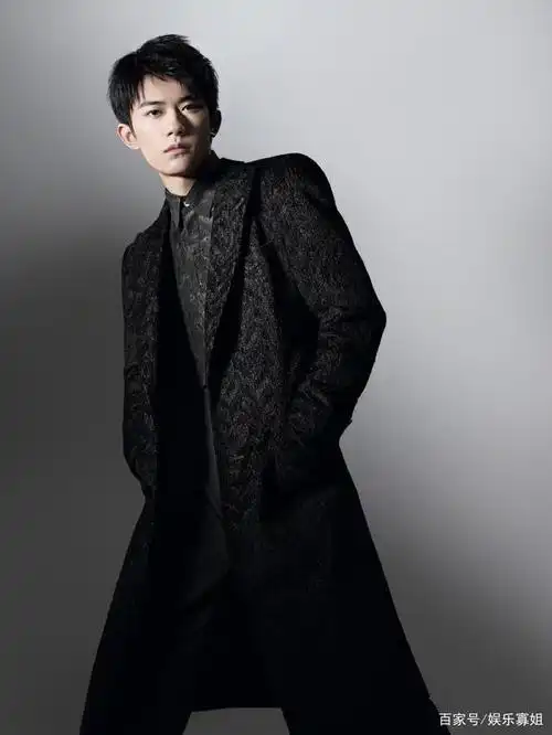 易烊千玺演绎2021秋冬系列广告大片,俊逸有型,绅士格调满满