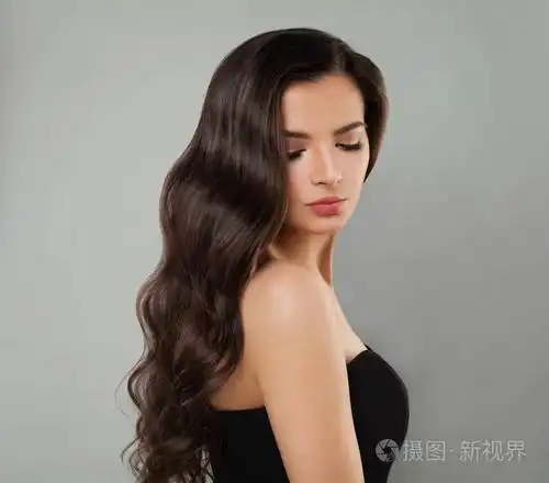 年轻的黑发模特肖像. 有着长长波浪型的完美女人