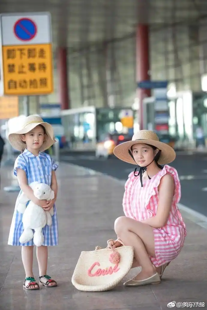 黄多多与妹妹黄少艾启程巴黎