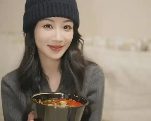 杨紫作为小花中的领头羊也是一直在努力搞事业,至于恋情的事对她来说