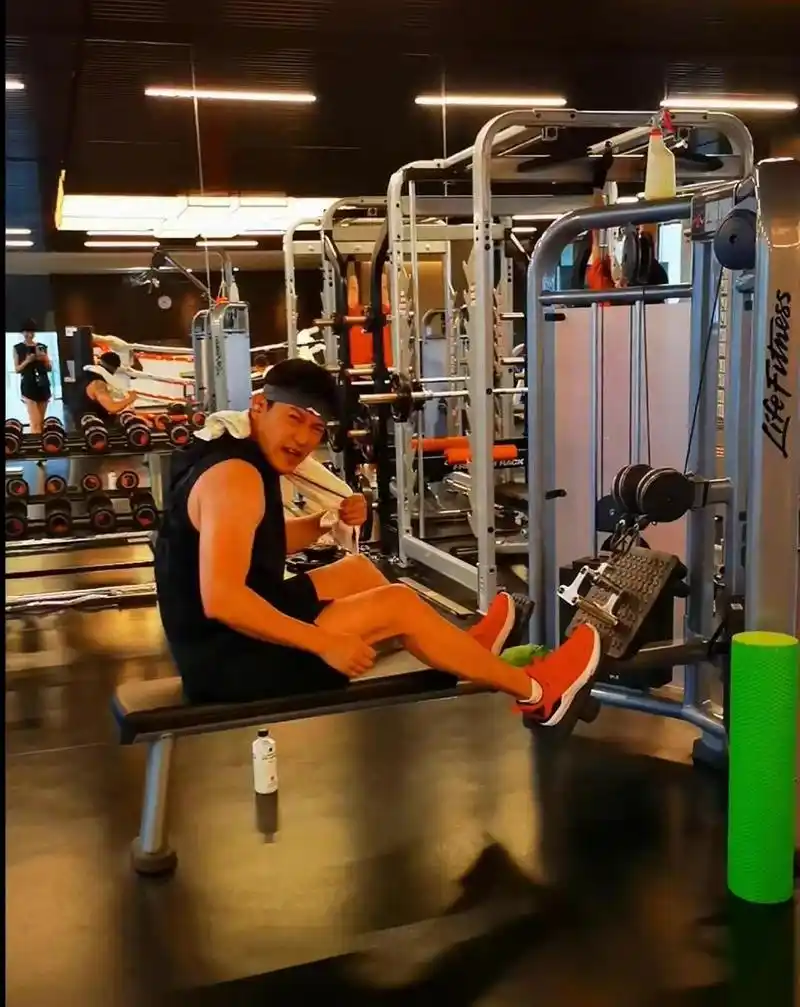 46岁陆毅生日晒健身照!飞踢沙包全身肌肉明显