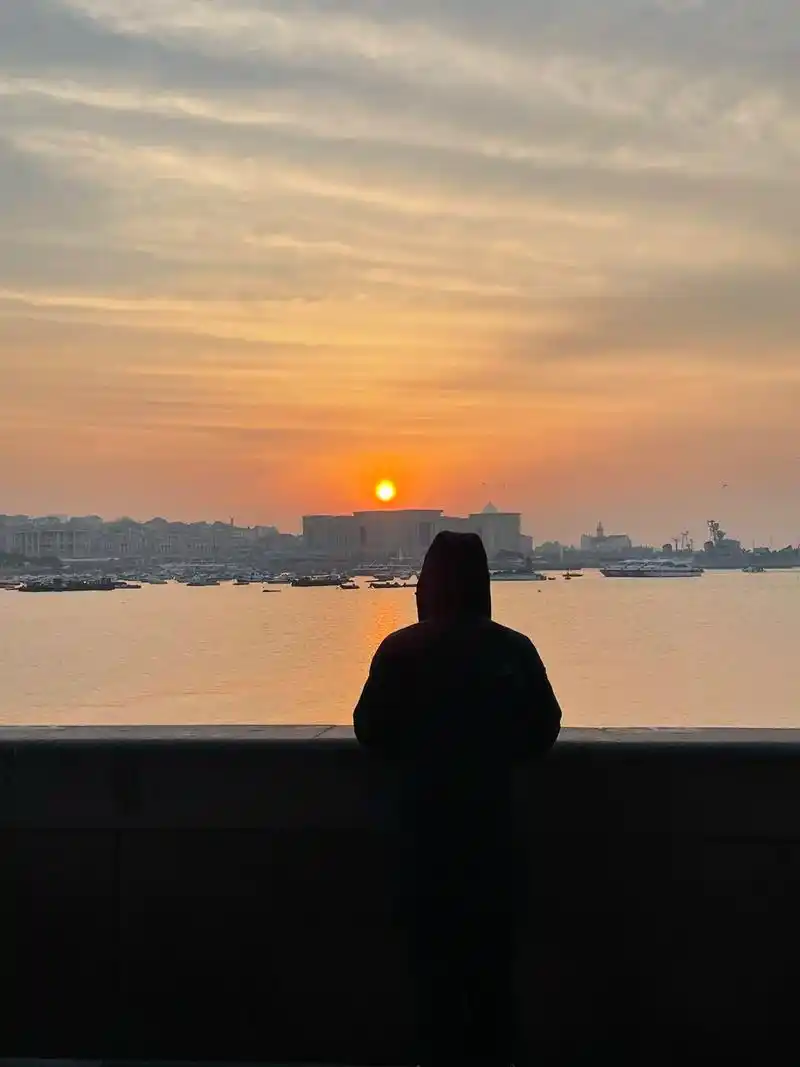 背影#去有风的地方看海鸥飞翔 #青岛 #一起看海 - 抖音