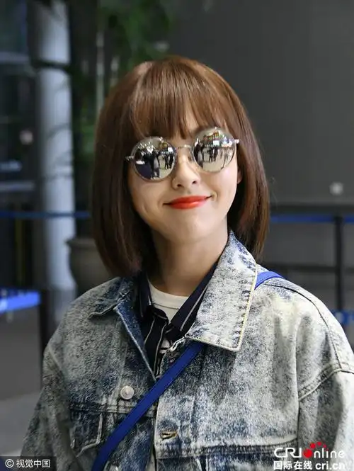 唐嫣短发现身似青葱少女 发尾随走动飞舞显俏皮