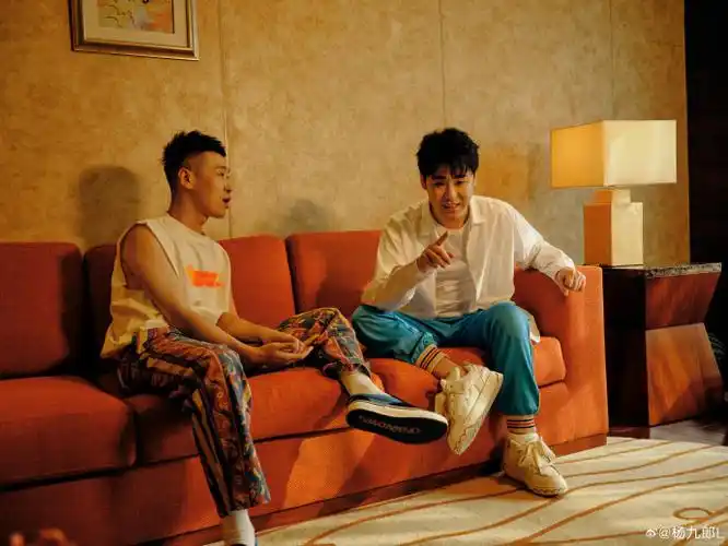 张云雷杨九郎晒后台合照
