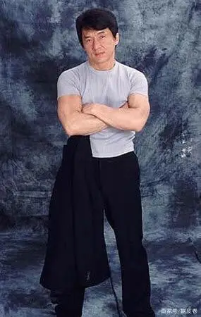 成龙近日换穿紧身短袖却意外暴露麒麟臂?吊打小鲜肉!