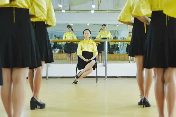 大学淑女班的别样"军训" 蹬高跟鞋练坐姿学剪纸