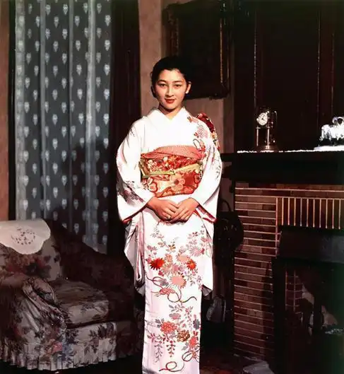 日本皇后美智子年轻时多美?说出来你或许不信,但老照片不会说谎