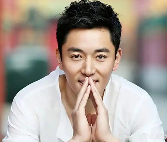 果郡王康复啦~李东学拍戏受伤遭遇毁容性面瘫 现在痊愈啦!